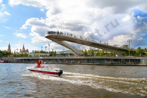 Прогулка на катере без капитана вдоль Кремля