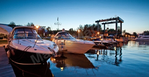 Стоянка яхт, катеров, лодок в летний сезон на воде