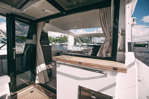 Sealine C335 V